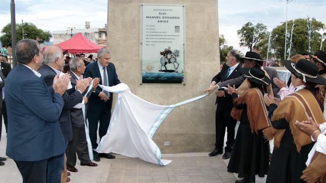 Al pie del monumento ubicado en la avenida Párroco Marschke, las autoridades descubren la placa conmemorativa del acto inaugural.
