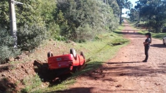 Automovilista salvó su vida tras volcar con su vehículo en San Pedro.