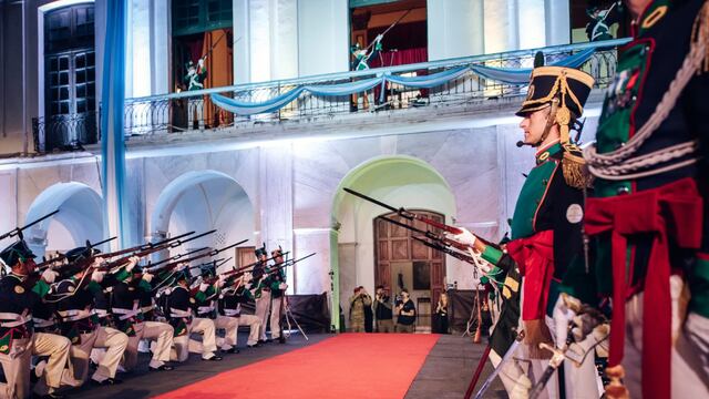 Se realizó el cambio de guardia por un nuevo aniversario de la Revolución de Mayo. (Foto: Municipalidad de Córdoba)