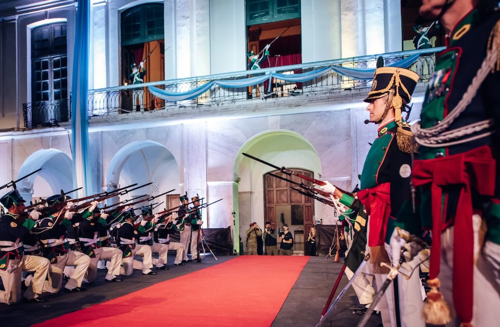 Córdoba conmemoró la Revolución de Mayo con el tradicional cambio de guardia en el Cabildo