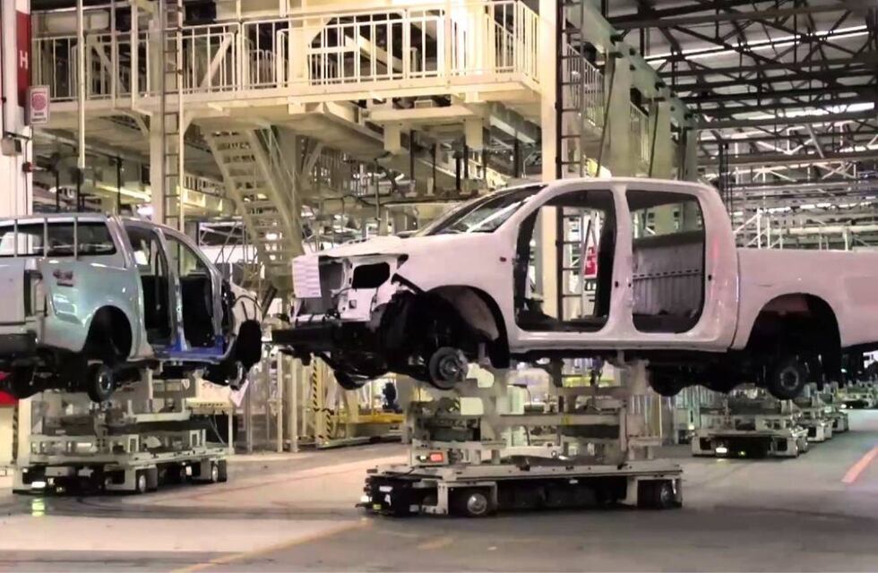 Por la falta de neumáticos, Toyota frena la producción a partir de hoy