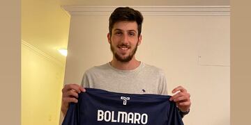 Antes de sumarse a la NBA, la directiva de Talleres le regaló la camiseta a Leandro Bolmaro (La Voz).