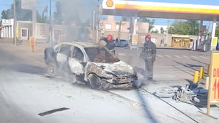 El auto quedó destruido en su totalidad tras el choque en Córdoba.