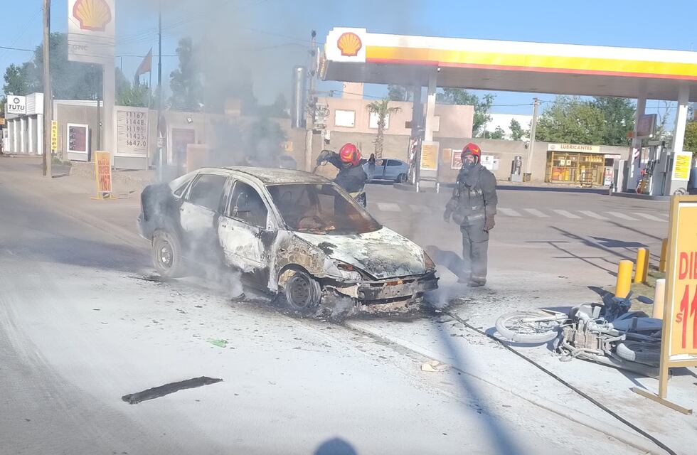 Terror en Córdoba: un auto y una motocicleta chocaron y desataron un incendio