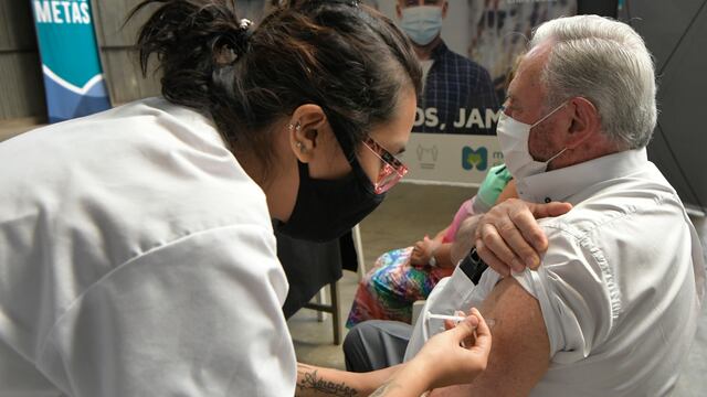 Mendoza 09 de marzo 2021 Sociedad
Demoras en la vacunacion a los ancianos de mas de 70 años en el Parque Central, esta mañana.
Vacunacion a mayores de edad, de la Sputnik V. 
salud, enfermera, covid 19, virus, pandemia, anciano, jubilado, fila, espera,
Foto: Orlando Pelichotti / Los Andes