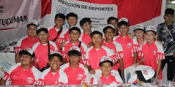 Los jóvenes jugadores demuestran su talento y amor por el fútbol en el torneo internacional anual.