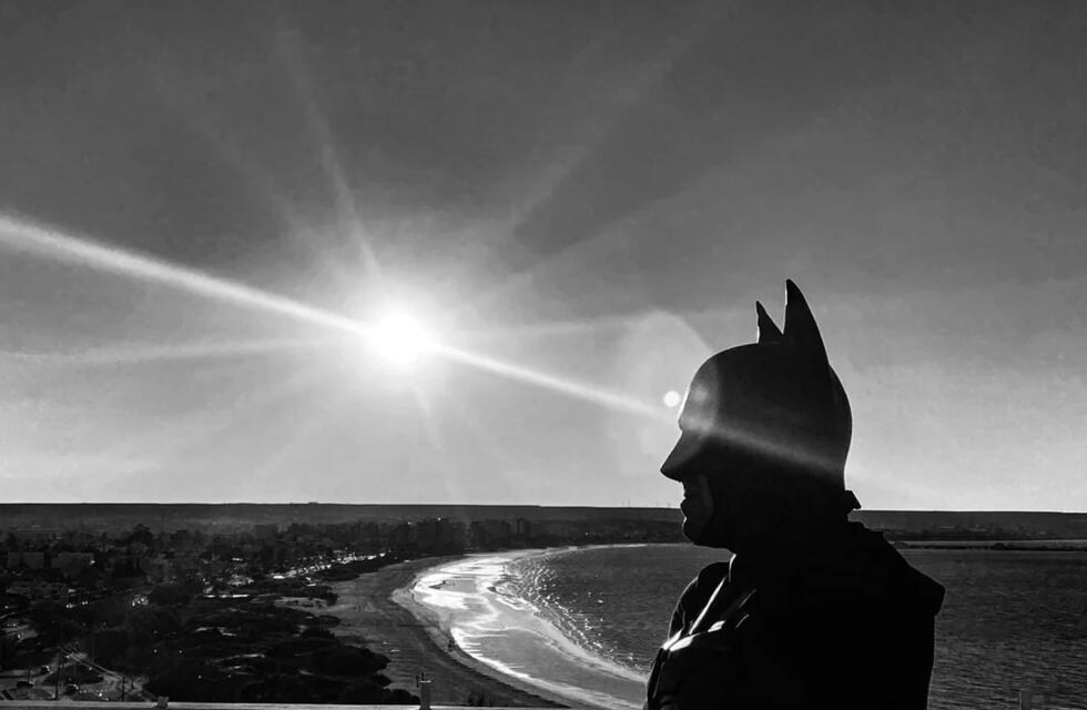Se disfraza de superhéroe para acompañar a los niños enfermos: el “Batman chubutense” que emocionó a todos