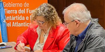 Firman convenio para potenciar la fuerza laboral pesquera en Tierra del Fuego