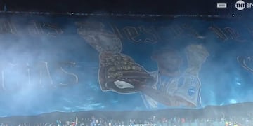 La espectacular bandera de Belgrano, homenaje a Crisitán el "Cuti" Romero (Captura)
