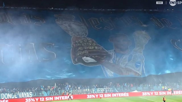 La espectacular bandera de Belgrano, homenaje a Crisitán el "Cuti" Romero (Captura)