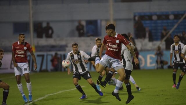 Taco con la calidad de Bruno Zapelli, y el olfato de Rocky Balboa para mandarla a la red.