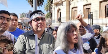 Sebastián López, del SEOM Jujuy, y Mercedes Sosa, del CEDEMS, este martes en las puertas de la Casa de Gobierno provincial.