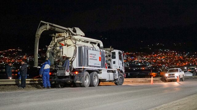Personal de la DPOSS trabaja para controlar un desborde cloacal en Avenida Perito Moreno