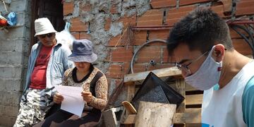 Techo construye viviendas y realiza otras acciones comunitarias en distintos barrios.