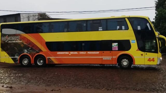 Varados es la terminal de Posadas, denuncian haber sido estafados con un paquete turístico.