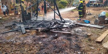 La familia tiene dos niños pequeños y se quedaron con lo puesto.
