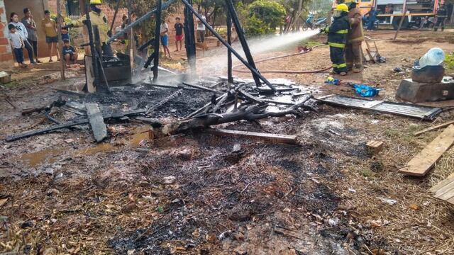 La familia tiene dos niños pequeños y se quedaron con lo puesto.