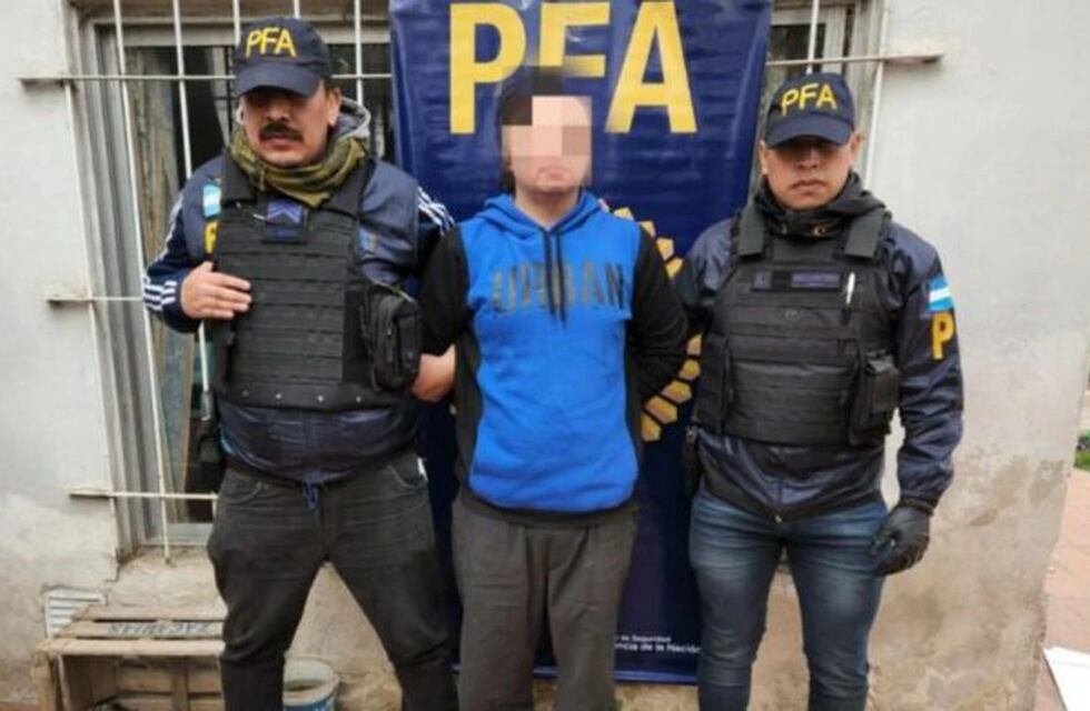 Un joven que planeaba atentados en Argentina fue detenido: en su vivienda encontraron armas y símbolos nazis