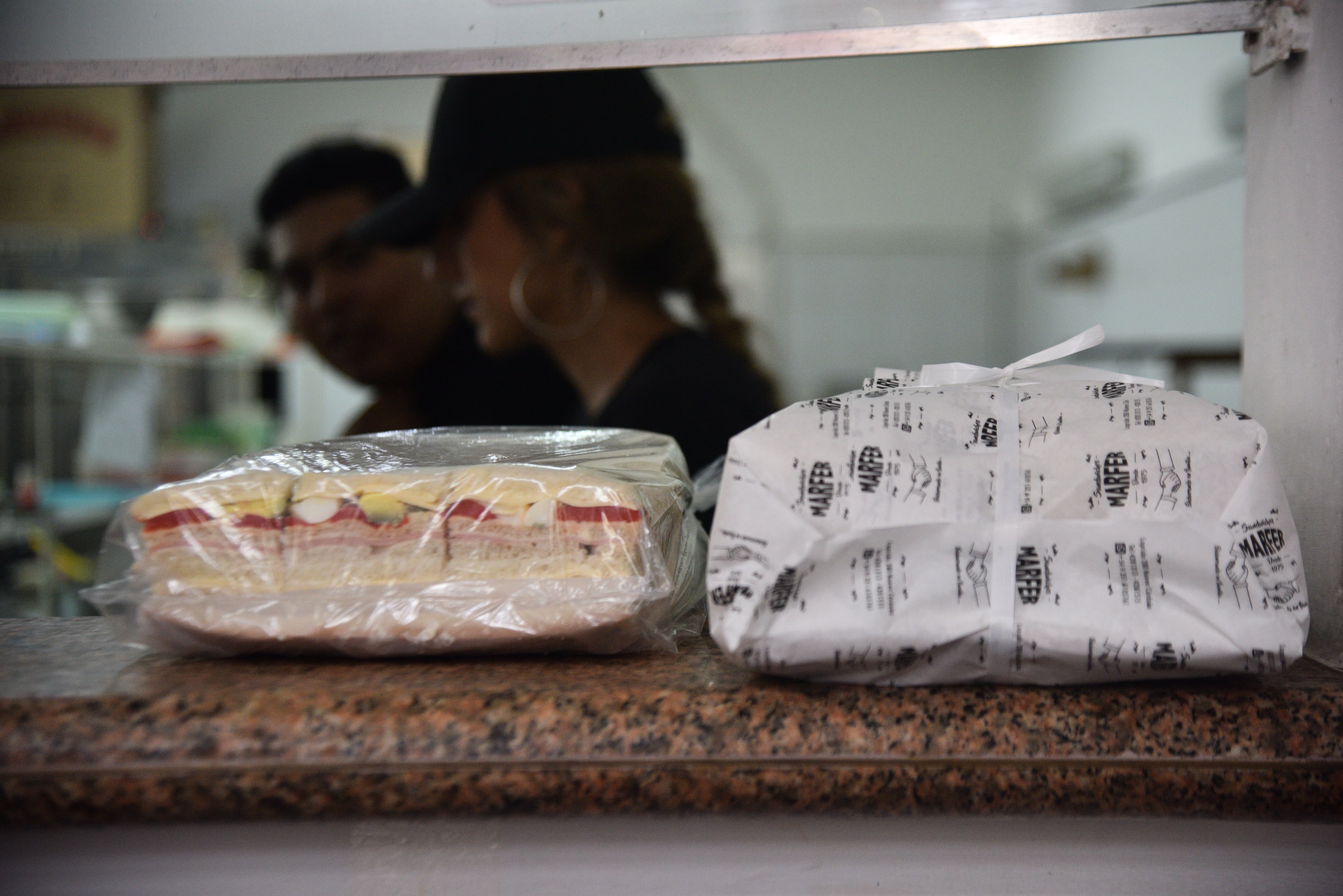 El empaquetado de los emparedados de Marfer. (Pedro Castillo / La Voz)