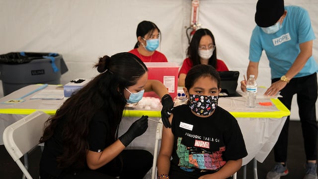Se está planteando la posibilidad de sumar la inmunización contra el covid-19 en el calendario nacional de vacunación de los niños, lo que podría significar que se vacune en las escuelas mendocinas, pero aún no está definido.