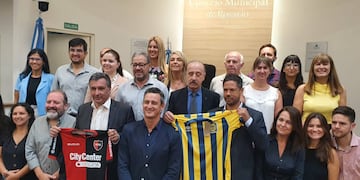 Los directivos de la Lepra y la Academia posaron en el recinto con los exfutbolistas Ariel Cozzoni y Aldo Pedro Poy.