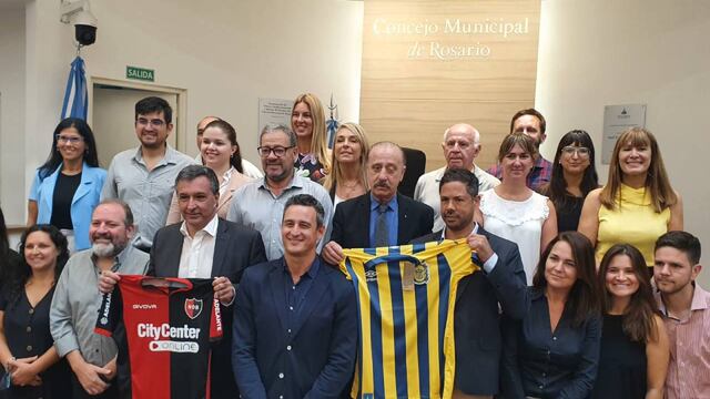 Los directivos de la Lepra y la Academia posaron en el recinto con los exfutbolistas Ariel Cozzoni y Aldo Pedro Poy.