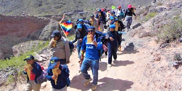 Soplando sus instrumentos de viento, los sikuris "van marcando el paso, expresando su alegría y animando a seguir hasta el final".