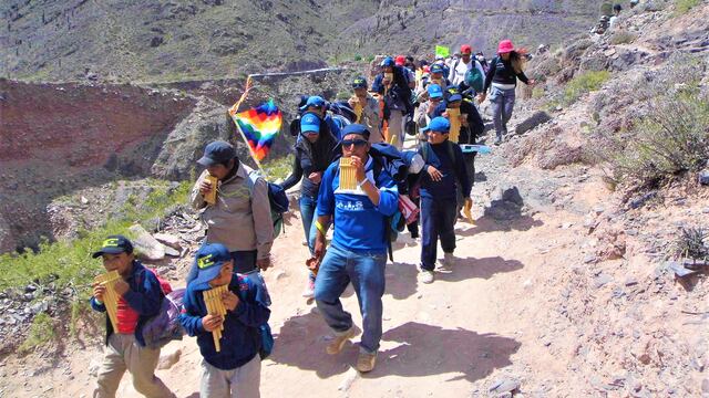 Soplando sus instrumentos de viento, los sikuris "van marcando el paso, expresando su alegría y animando a seguir hasta el final".