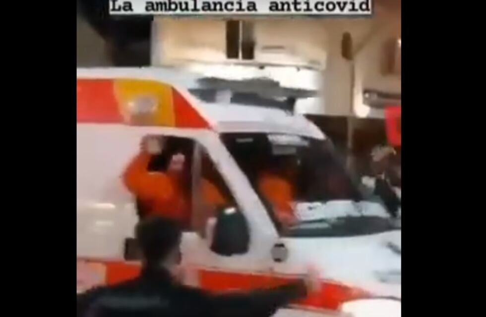 Médicos se sumaron a los festejos de Colón con ambulancia y sin barbijos