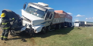 Choque frontal en la ruta 13: un hombre murió tras impactar contra una camión entre Calchín y Luque.