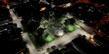 Mejoró la iluminación de la plaza Padre Normando Corti