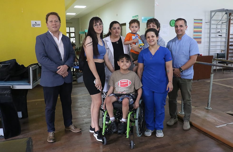 Salud entregó una silla postural a un niño con distrofia muscular