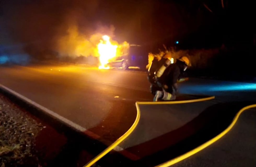 Bomberos Arroyito actuaron para sofocar un incendio en una vivienda y en un automóvil