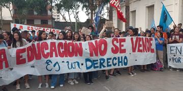 Río Cuarto. Masiva marcha en defensa de la educación pública universitaria (Gentileza Radio UNRC).