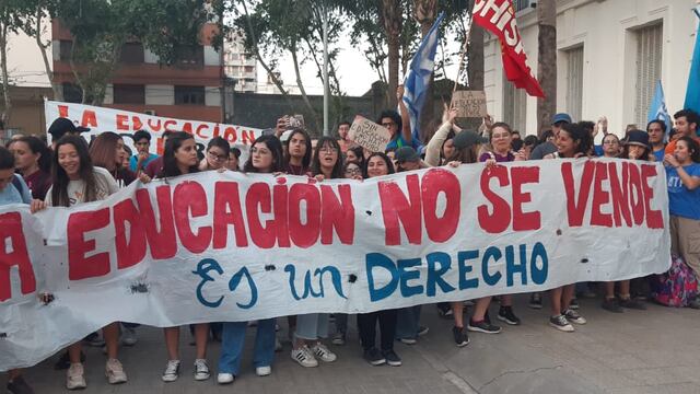 Río Cuarto. Masiva marcha en defensa de la educación pública universitaria (Gentileza Radio UNRC).