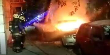 El auto que se prendió fuego en el barrio de Balvanera, con una persona dentro.