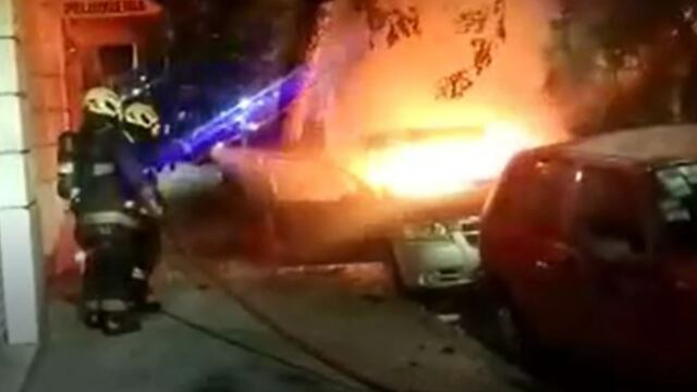 El auto que se prendió fuego en el barrio de Balvanera, con una persona dentro.