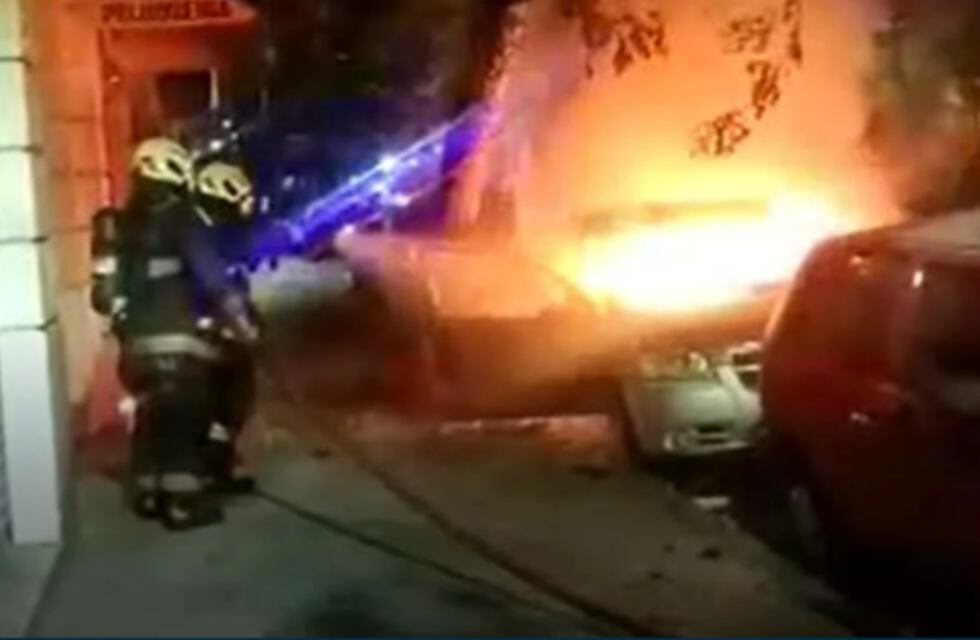 Balvanera: encontraron el cuerpo de una persona calcinada dentro de un auto que se incendió y un hombre confesó haberlo hecho