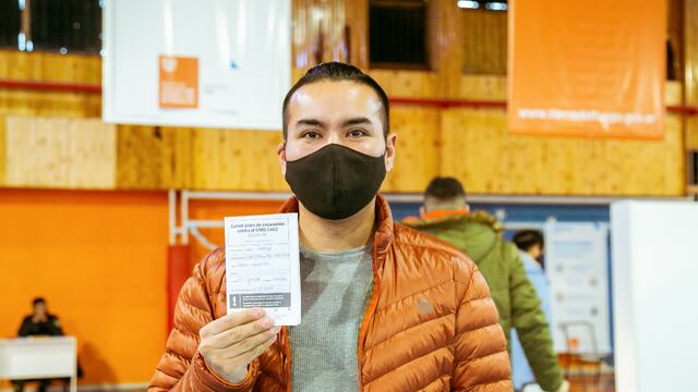 Mayores de 18 años podrán inscribirse para recibir la vacuna contra el COVID