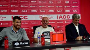 Momento distendido en la presentación de Daniel Odrá en Instituto, a cargo de Juan Manuel Cavagliatto y Federico Bessone.