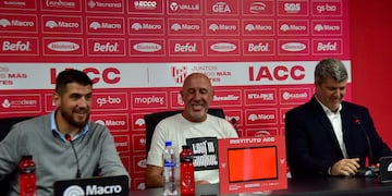 Momento distendido en la presentación de Daniel Odrá en Instituto, a cargo de Juan Manuel Cavagliatto y Federico Bessone.
