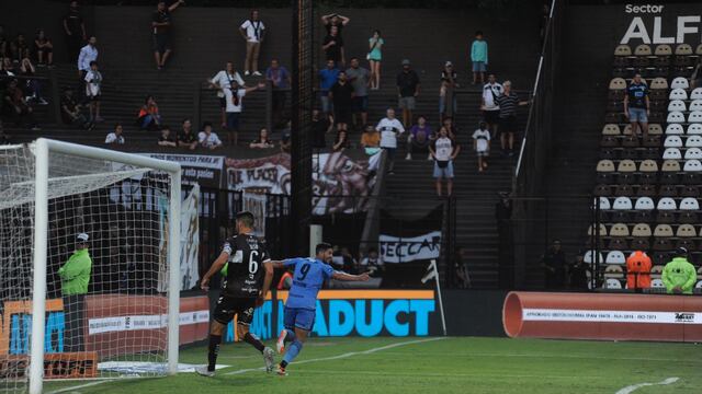Lucas Passerini celebra su gol para el 1-0 de Belgrano sobre Platense, en Vicente López, por Copa de la Liga 2024. (Federico López Claro / La Voz)