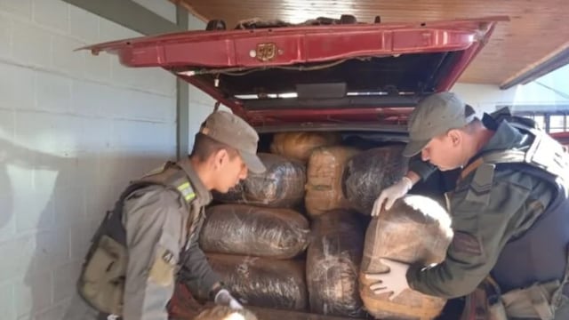 Tras allanamiento en Jardín América, incautan más de una tonelada de marihuana.