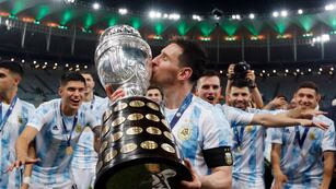 ARCHIVO - El atacante argentino Lionel Messi besa el trofeo de la Copa América tras la victoria 1-0 ante Brasil en la final, el 10 de julio de 2021, en el estadio Maracaná de Río de Janeiro. (AP Foto/Bruna Prado)