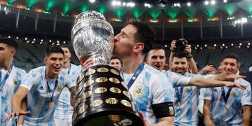 Lionel Messi besa el trofeo de la Copa América, el 10 de julio de 2021. (AP Foto/Bruna Prado)