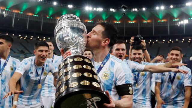 ARCHIVO - El atacante argentino Lionel Messi besa el trofeo de la Copa América tras la victoria 1-0 ante Brasil en la final, el 10 de julio de 2021, en el estadio Maracaná de Río de Janeiro. (AP Foto/Bruna Prado)