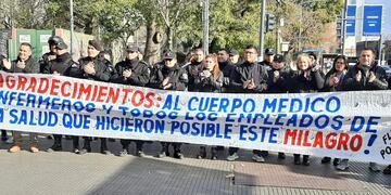 Familiares y compañeros de Gabriel Sanabria hicieron un abrazo simbólico en el HECA.