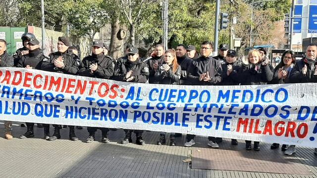 Familiares y compañeros de Gabriel Sanabria hicieron un abrazo simbólico en el HECA.