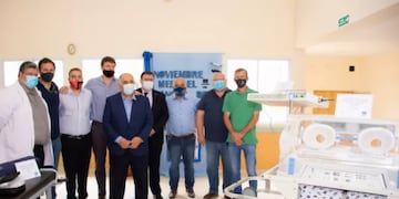 Autoridades y empresarios posterior a la donación de equipos.