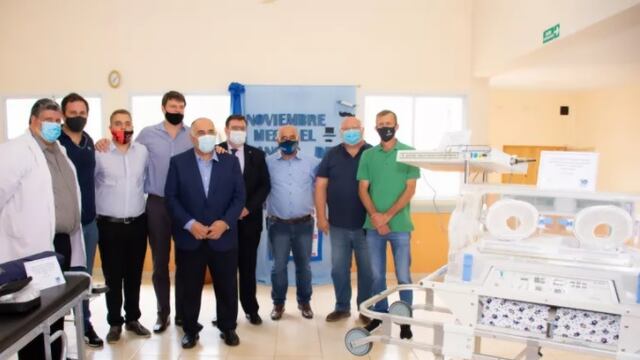 Autoridades y empresarios posterior a la donación de equipos.